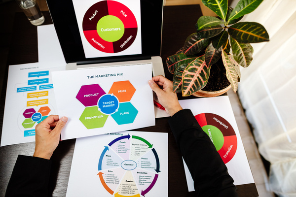 Graphics of marketing funnel and flywheel charts 